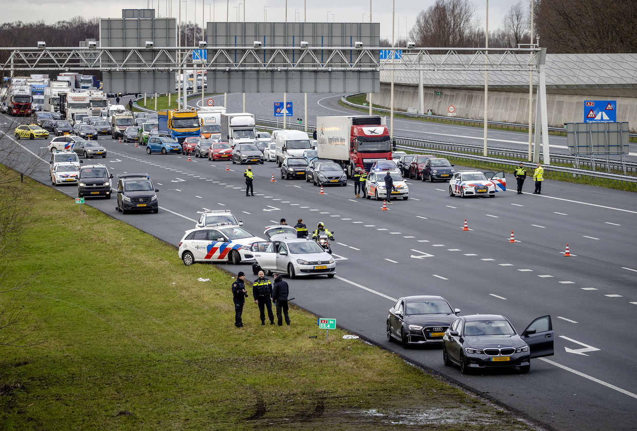 De snelweg A2 was op 6 januari in beide richtingen dicht tussen Breukelen en Maarssen vanwege een verdachte situatie rond  misdaadverslaggever John van den Heuvel. Beeld ANP