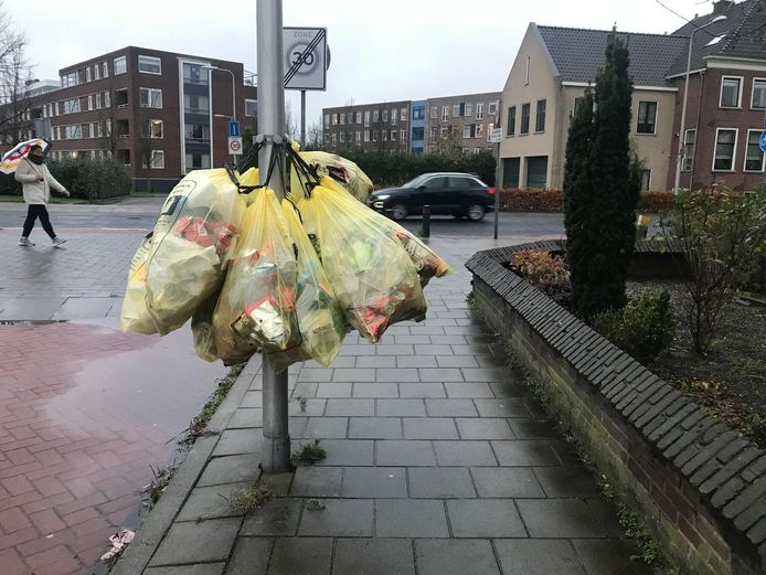 De gele zakken met plastic afval aan de lantaarnpalen is veel Westlanders een doorn in het oog.