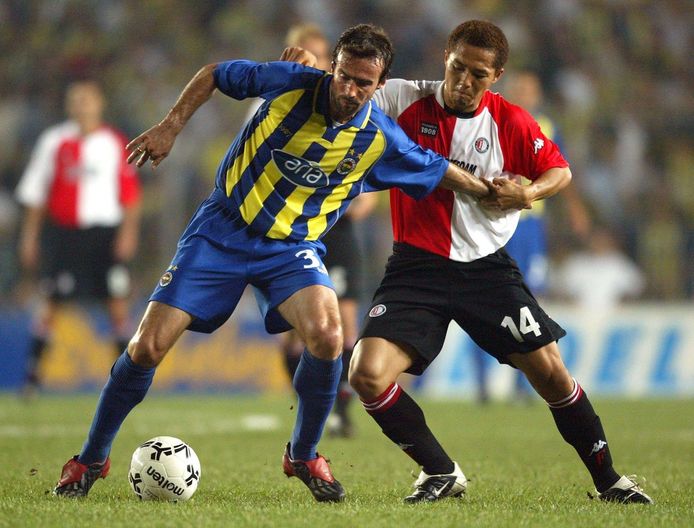 Shinji Ono in duel met Miroslav Stevic van Fenerbahçe.