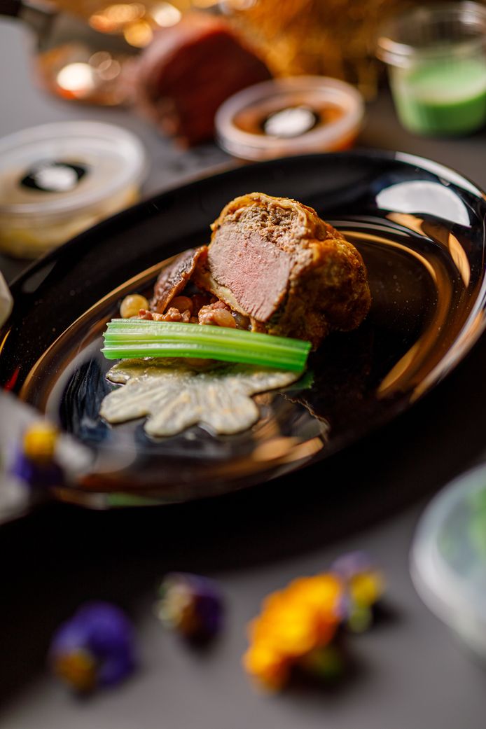 Hoofdgerecht: Ossenhaas in bladerdeeg | Shiitake | Selderij | Runderjus | Bacon | Zilverui