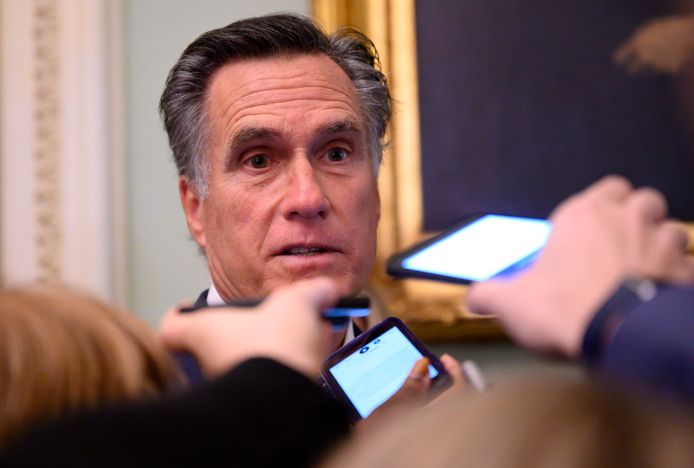 Mitt Romney is een van de Republikeinen die overweegt om te stemmen voor het horen van nieuwe getuigen.