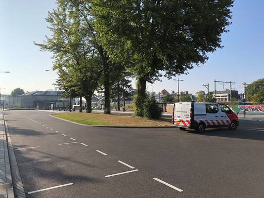 Op een busje van de beveiliger, en één bus van het Belgische De Lijn, na is het rustig op het busstation in Tilburg.