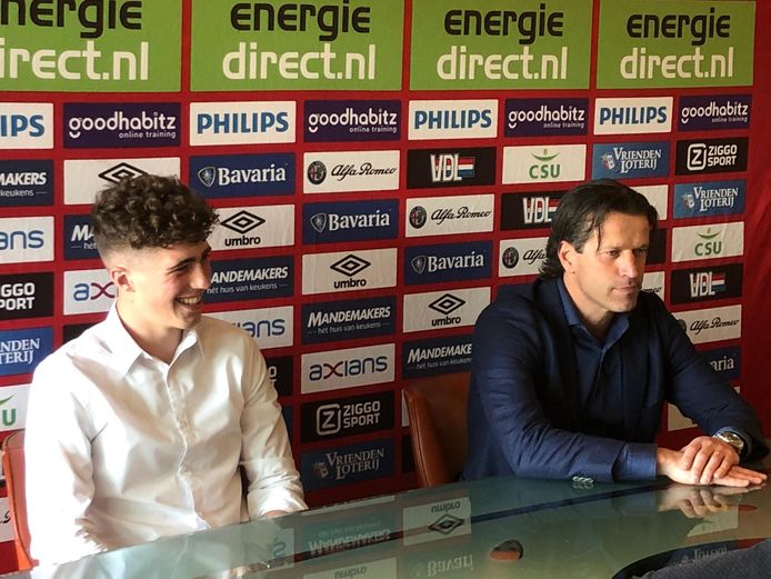 Aron van Lare (links) bij de ondertekening van zijn contract.