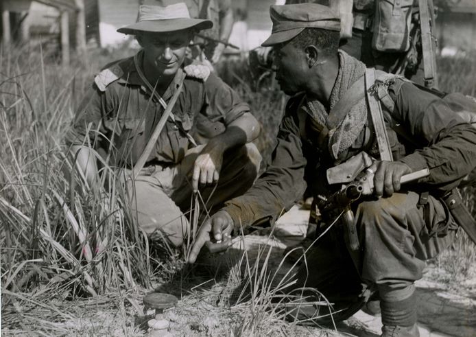 De Surinaamse KNIL-sergeant Beeldsnijder met de Australische 'captain' Holten bij een Japanse landmijn na de herovering van Balikpapan.