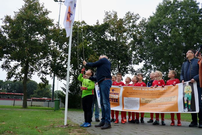 De voetballers van Madese Boys jo11-2 trappen de Zwaluwen Jeugd Actie af door de vlag te heisen samen met voorzitter Anton Vissers.