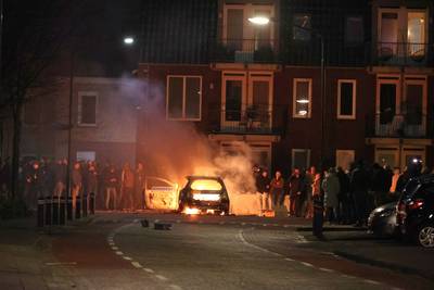 Eerste autobrand van jaarwisseling is een feit in Veen, honderd jongeren kijken toe en steken pijlen