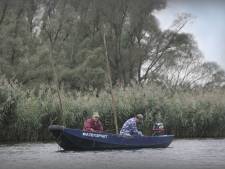Sportvissers vissen achter het net van beroepsvissers in Biesbosch en rivieren