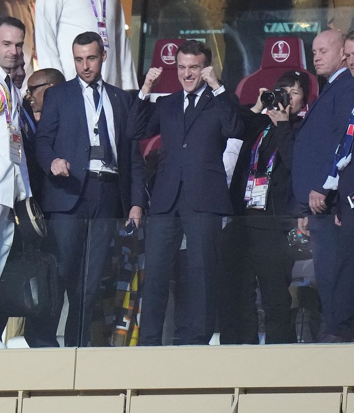 Emmanuel Macron leefde intens mee op de tribune.