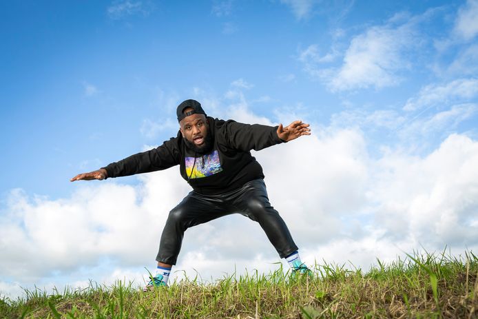 Portret van Willie Wartaal, een Nederlands rapper, acteur en televisiepresentator