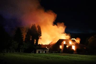 Asbest vrijgekomen bij zeer grote boerderijbrand in Altforst