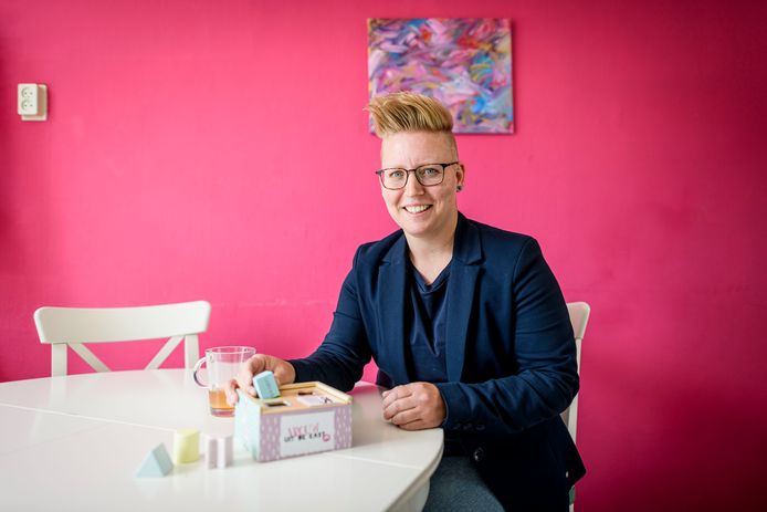 Diana Arkeveld is comingout-coach. Ze begeleidt vrouwen die in de kast zitten, nog getrouwd zijn bijvoorbeeld.