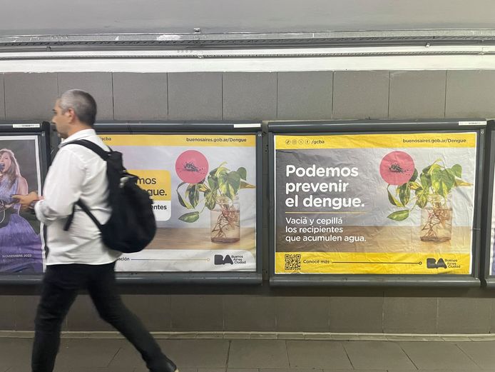 Door heel Buenos Aires wordt gewaarschuwd tegen dengue, zoals ook hier in de metro.