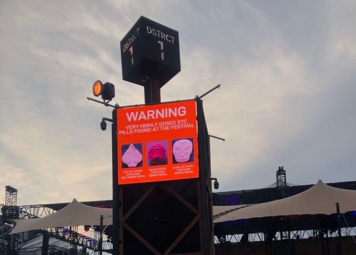 De organisatie waarschuwt haar festivalgangers voor de intussen drie gevaarlijke xtc-pillen (schoppen aas, Mario Bros en Casa del Papel) via de LED-schermen op het terrein.