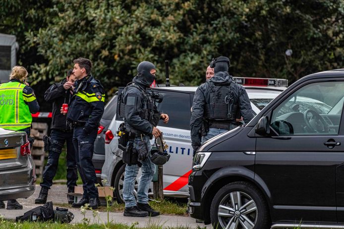 Een arrestatieteam kamde de loods uit, omdat er mogelijk meer mensen aanwezig waren. Dit bleek niet het geval te zijn.