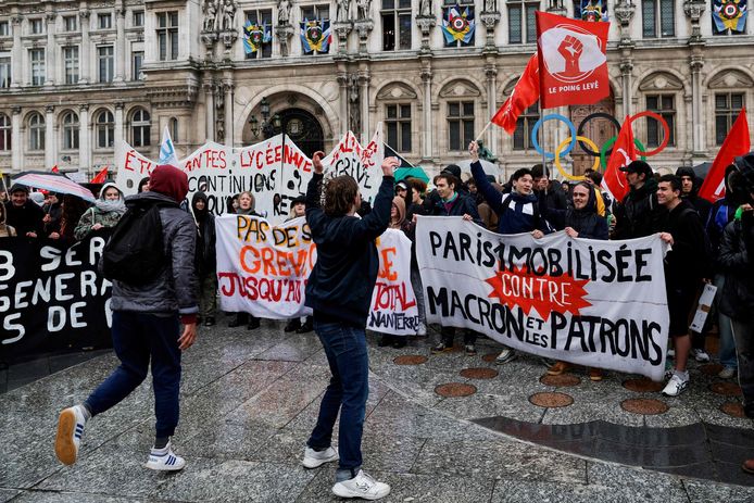 Today again protests against the new French law on pensions.