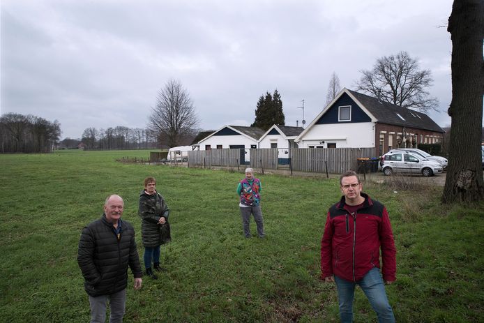 Deze bewoners aan de Misterweg - Dick en Henriëtte Beekman, Ina Hol en Hendry Fokkert - vrezen voor bedrijven achter hun woning.