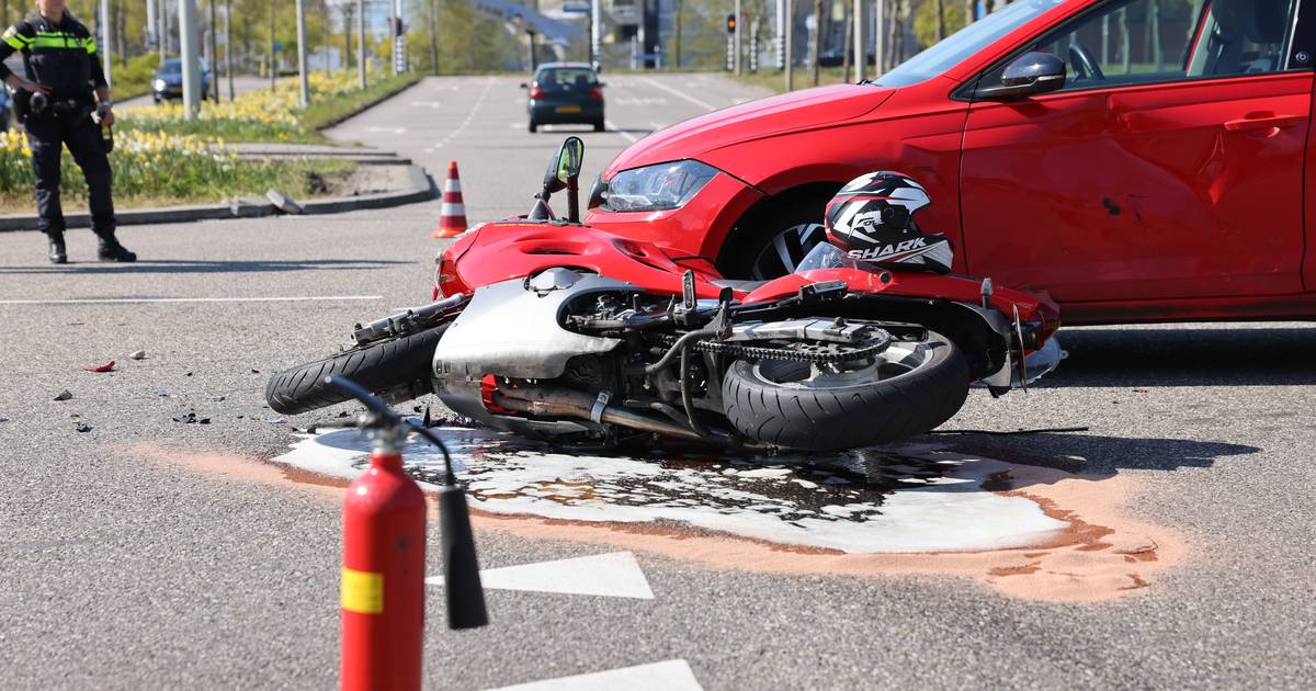 Motorrijder gewond na botsing met auto op kruising in Zwolle.