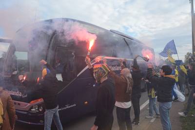 Spelers Waasland-Beveren krijgen warm onthaal: honderden supporters vormen erehaag