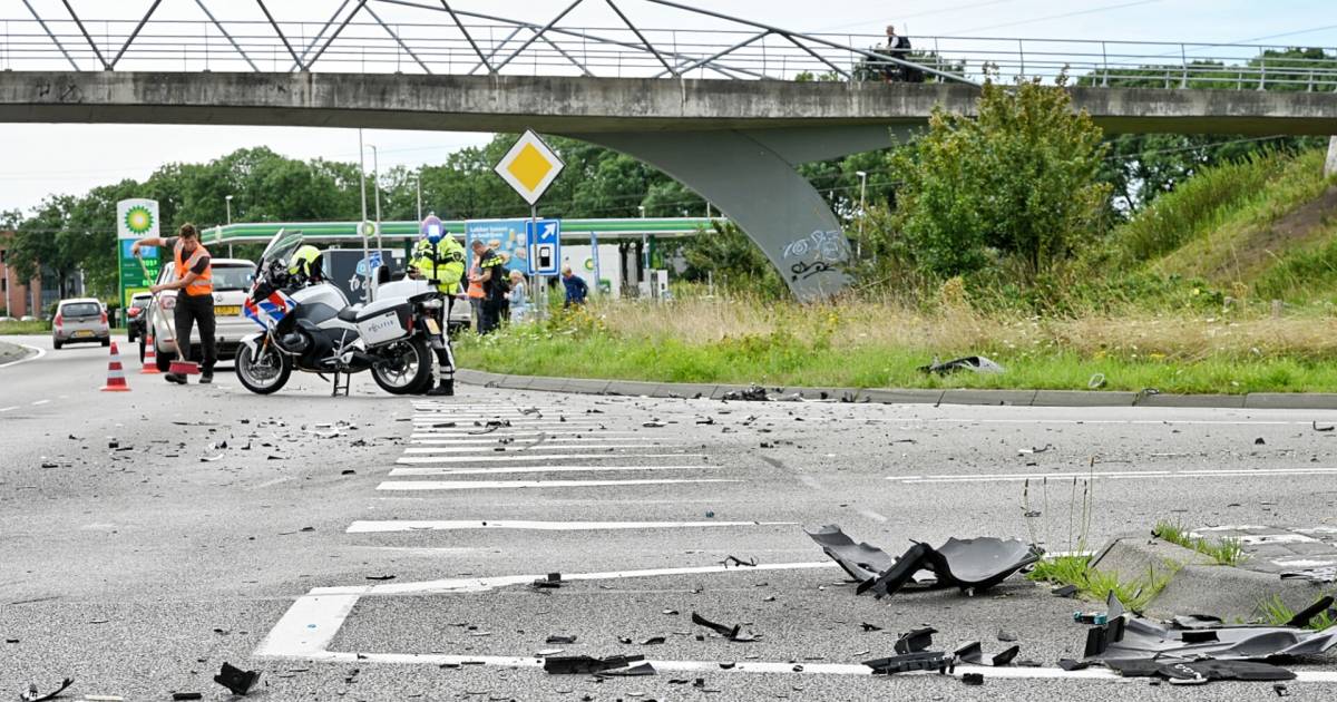 Vrouw raakt gewond bij verkeersongeluk in Tilburg, kinderen in auto krijgen troostbeertje.