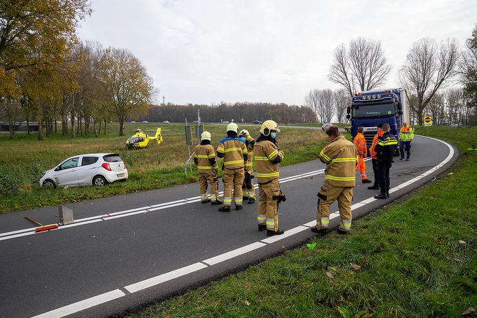 Ongeluk op de A50 bij Ravestein waarbij iemand die afval in de berm aan het opruimen was, is aangereden door een automobilist.