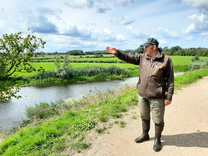 Turend over de kil bij Neerijnen zie je de Waal schitteren | West ...