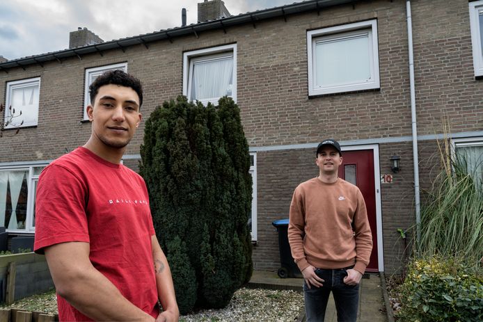 Richard Beij (l) en Martijn Grosfeld wonen samen in een huurhuis aan de Hudsonlaan in Den Bosch.