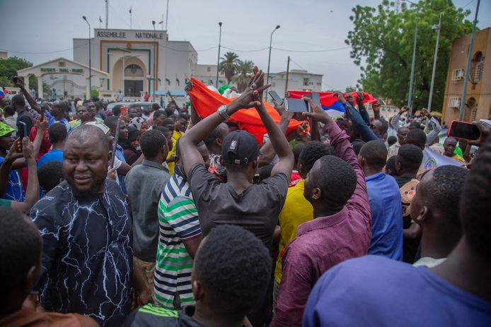 Honderden voorstanders van de staatsgreep laten zich horen in hoofdstad Niamey.