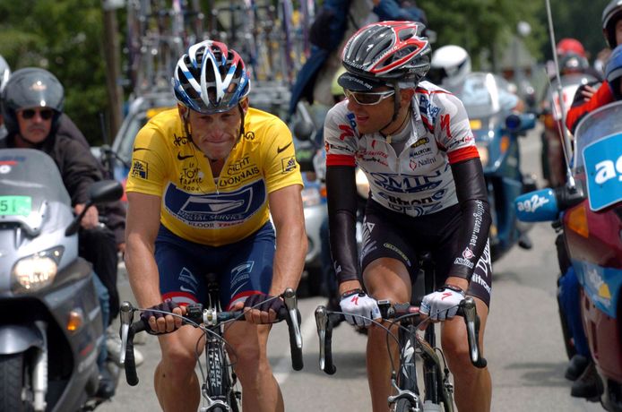 Lance Armstrong roept Filippo Simeoni tot de orde in de Tour de France van 2004.