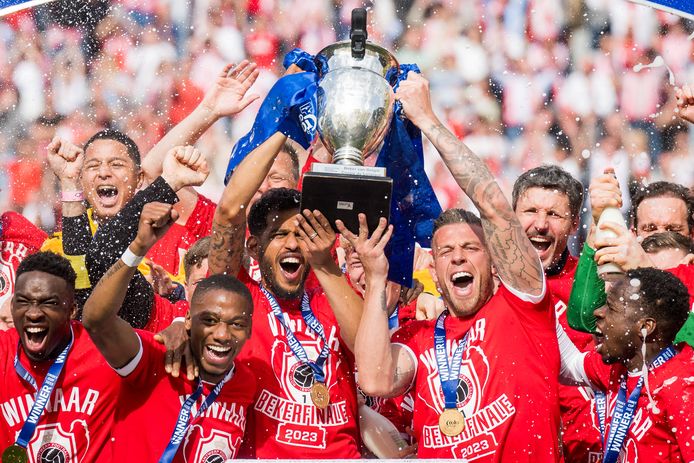 Momentum Prediken embargo Mark van Bommel wint eerste hoofdprijs met Antwerp: hoofdrol in bekerfinale  voor Vincent Janssen en Calvin Stengs | Buitenlands voetbal | AD.nl