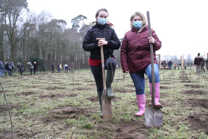 Aanplant Charlottebos in Koekelare: Maya en haar mama