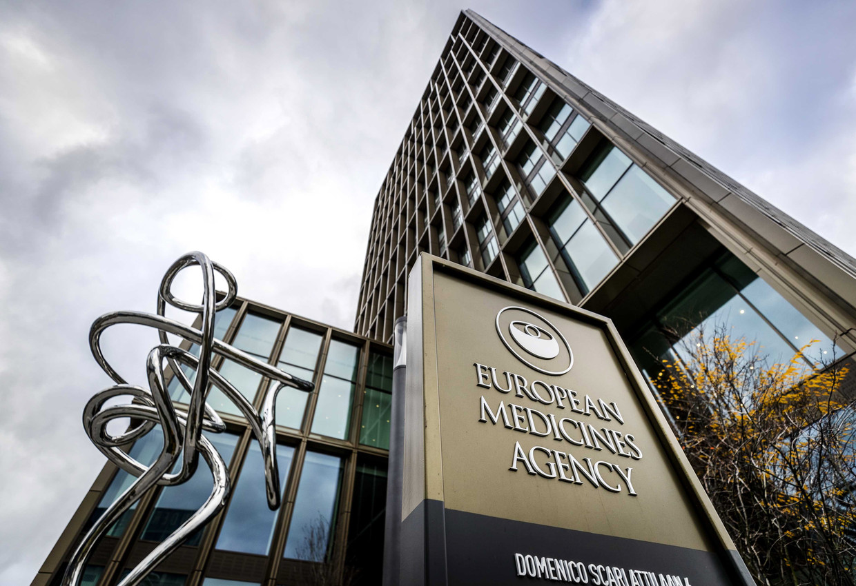 Het hoofdkantoor van het EMA in Amsterdam, dat maandag het Pfizer-vaccin zal beroordelen.  Beeld EPA