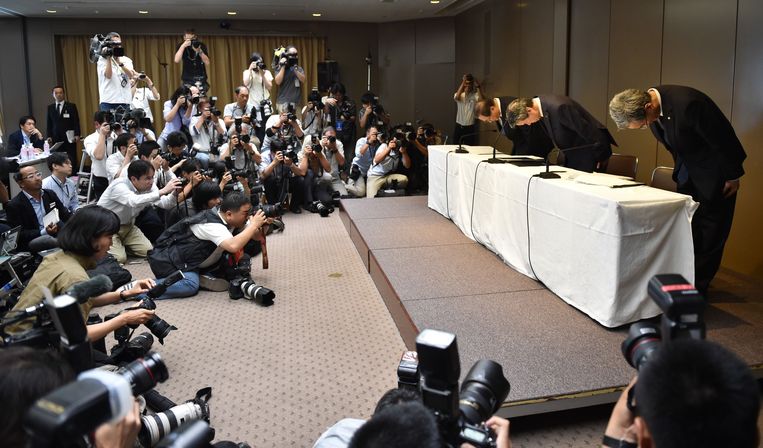 Masashi Muromachi (L), Hisao Tanaka (C) en vice-president Keizo Maeda vandaag tijdens de persvoorlichting na het verschijnen van een rapport over de boekhoudfraude binnen Toshiba. Beeld afp