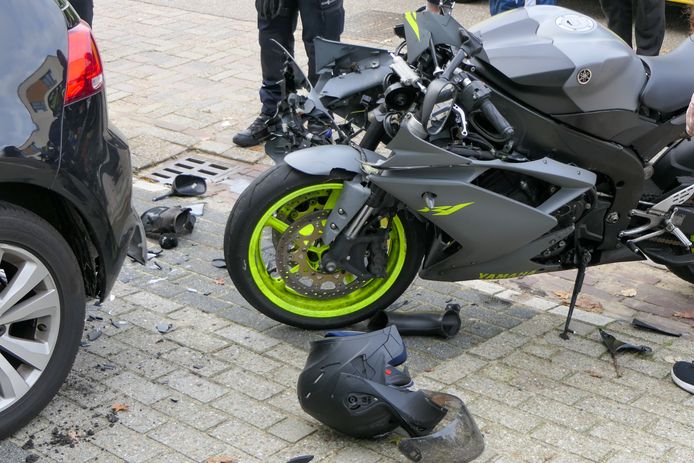 Een motorrijder is zaterdag aan het einde van de middag op een auto gebotst in Enschede.