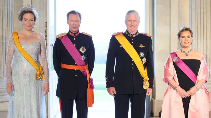 Ons koningspaar poseert samen met de groothertog en groothertogin van Luxemburg in het paleis van Laken, voor het staatsbanket