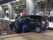 Une voiture se retrouve sur les rails de la gare du Midi