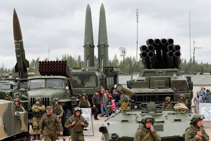 Het Russische leger toont raketlanceerders en ballistische raketten bij een opendeurdag op een Russische legerbasis nabij Sint-Petersburg. Foto uit 2017.