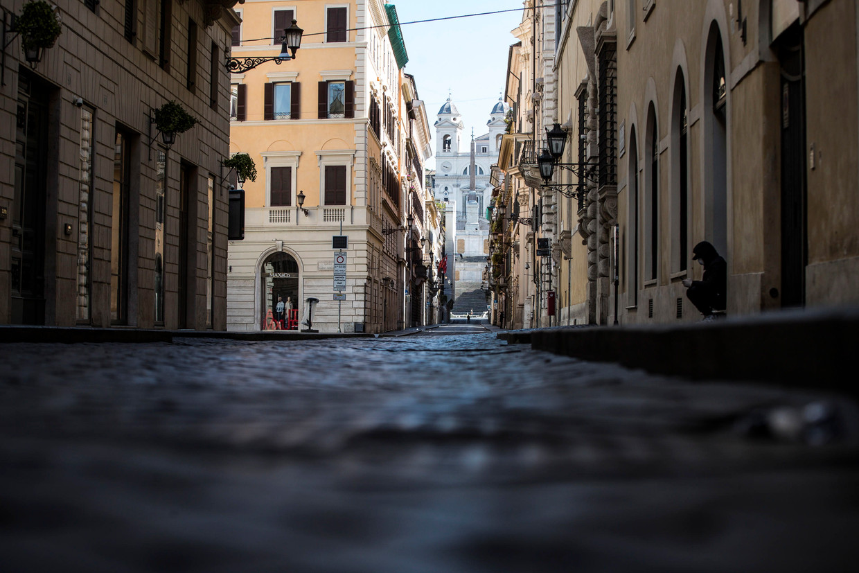 Een lege straat in Rome, tijdens de lockdown.  Beeld EPA