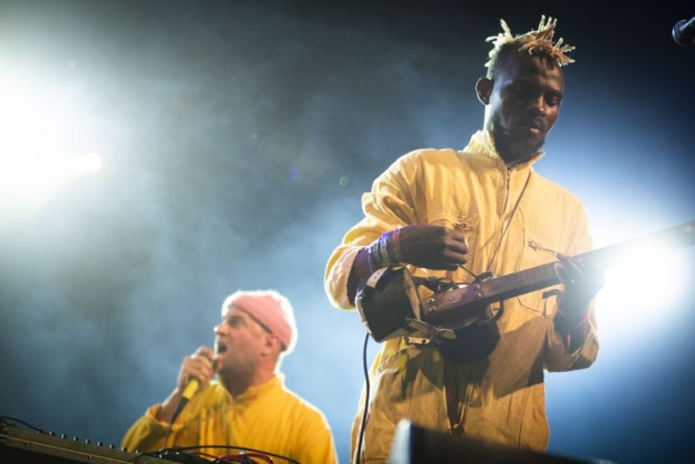 KOKOKO! live in actie, met links de Franse producer Débruit, de enige blanke van het collectief.  Beeld 