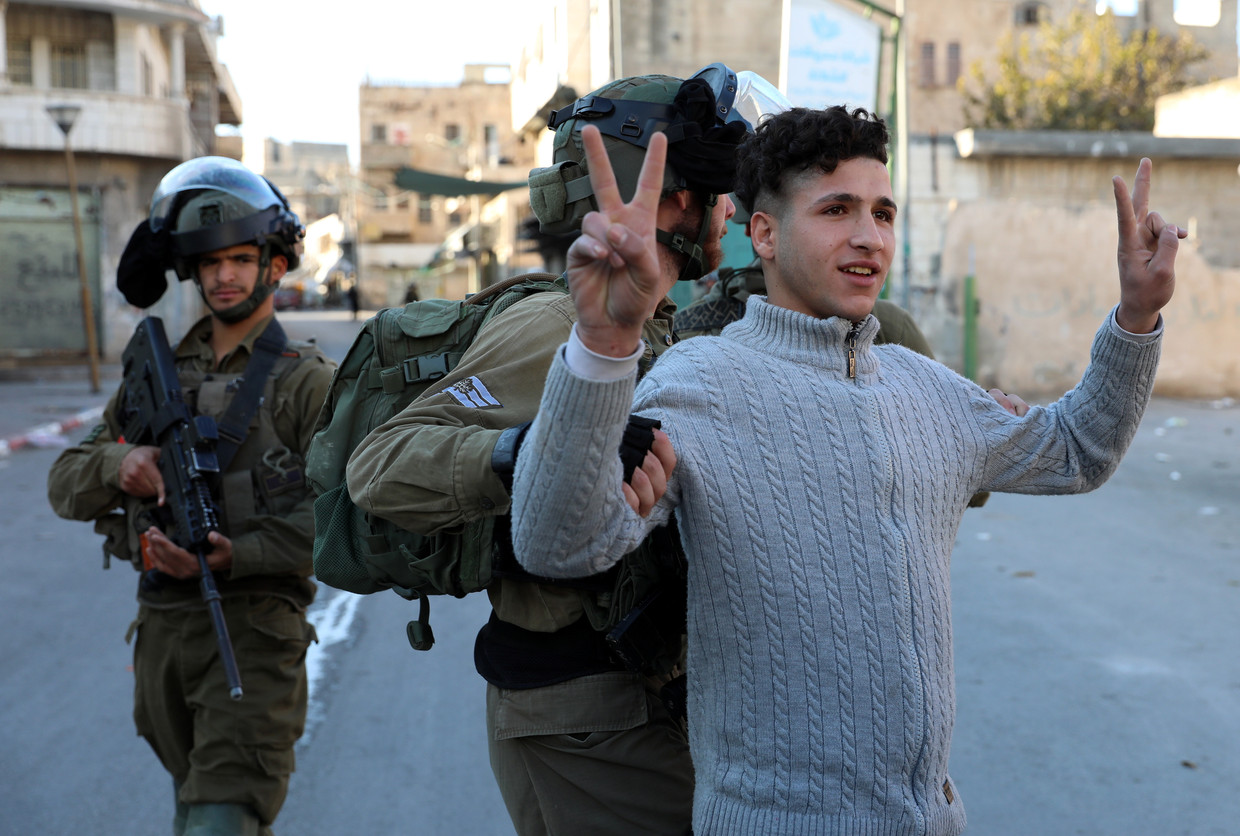 Israëlische soldaten pakken een Palestijnse demonstrant op tijdens een protest in de stad Hebron, gelegen op de Westelijke Jordaanoever.  Beeld EPA