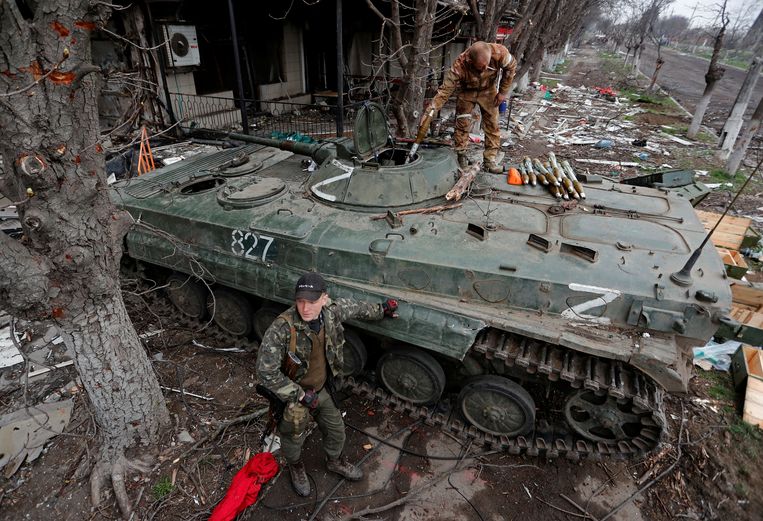 Russian soldiers load heavy ammunition into an armored vehicle for the battle for the besieged port city of Mariupol.  Statue of Alexander Ermochenko / Reuters