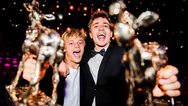 Jonas Smulders en Mees Peijnenburg met hun Gouden Kalf. Beeld anp