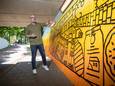 André Merlijn van Straatkapers geeft uitleg over de beelden die zijn te zien in de tunnel onder de Weverij in Veenendaal.