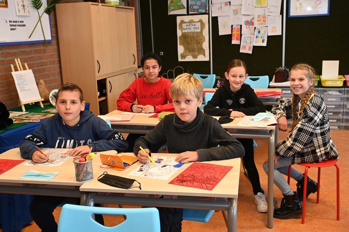 Eenmaal weer in de klas, mogen de mondkapjes af. Achteraan vanaf links: Yasmin, Jaloe en Eefke. Vooraan zitten Jens (links) en Tijl.