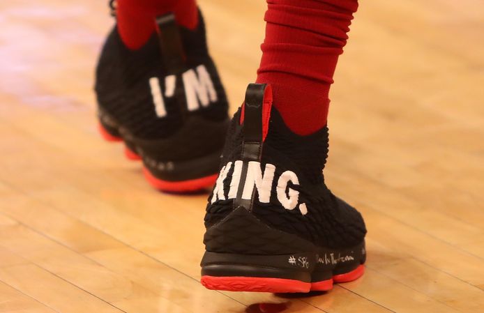 De basketbalschoenen van LeBron James (King James)