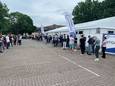 Drukte afgelopen zaterdag bij de testen voor toegang-locatie op het parkeerterrein van Van der Valk in Gilze, waar ook Tilburgers naartoe werden doorverwezen.