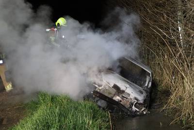Gedumpte auto gaat in vlammen op in Waspik