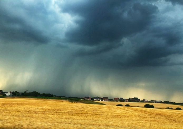 In Vossem, in de provincie Vlaams-Brabant, leverde een onweersbui deze prachtige foto op.