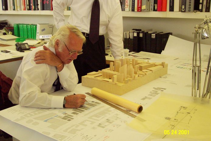 Richard Meier werkt aan een ontwerp in 2001