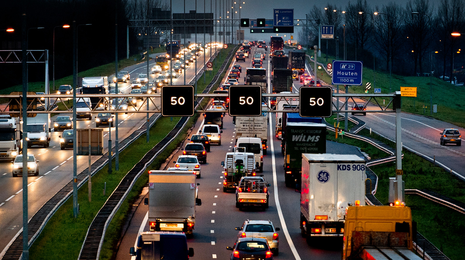 matrixborden voor files op de snelweg?’ Foto AD.nl