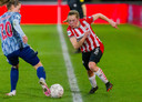 Janou Levels van PSV probeert Ajacied Eshly Bakker aan de zijlijn te passeren.